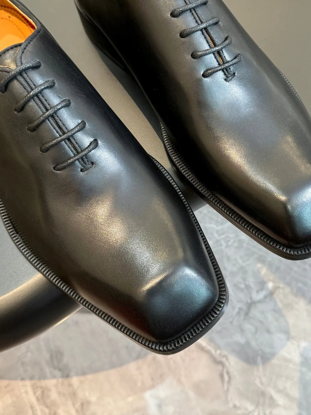 💰960 Christia*.Loubouti* high-end men's business formal leather shoes, original genuine cowhide red sole, imported Italian cowhide outsole, first-layer cowhide, water-dyed cowhide lining, high-end luxury. Size: 39-44 (customized at 38.45.46)✅